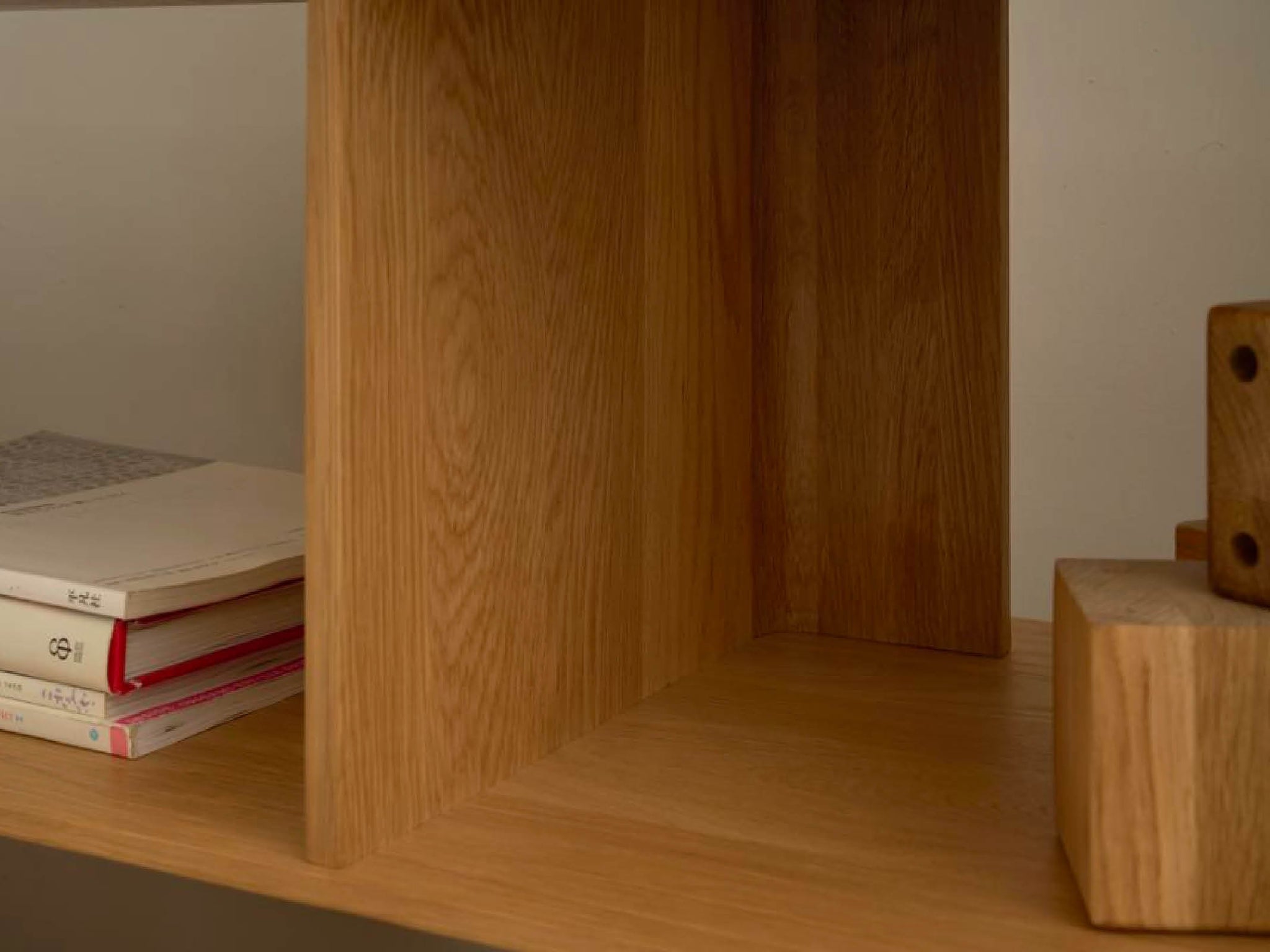 Jaunt bookshelf