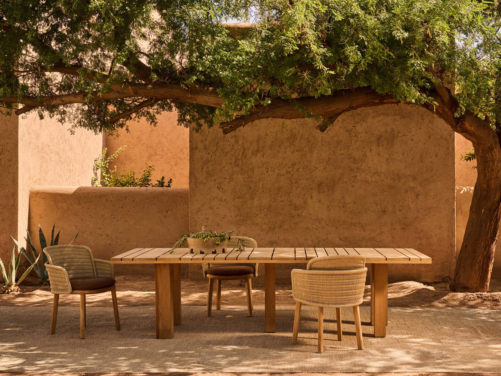 Suro dining table