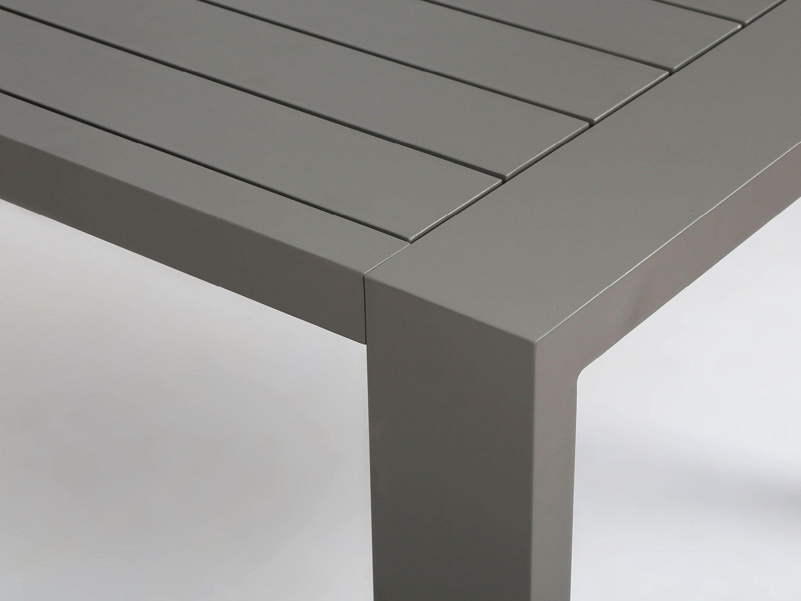 Hamilton_Alu_Lux_Dining_CoveOutdoor_DawsonandCo_WarmGrey_Detail