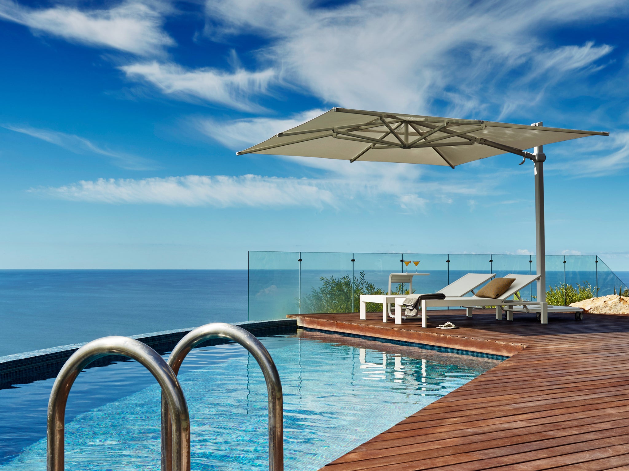 LUX 401 3.7m umbrella + base